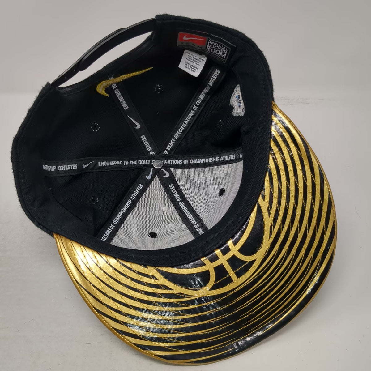 Nike UConn Huskies NCAA Snapback Black Gold One Size 2014 National Champions Hat