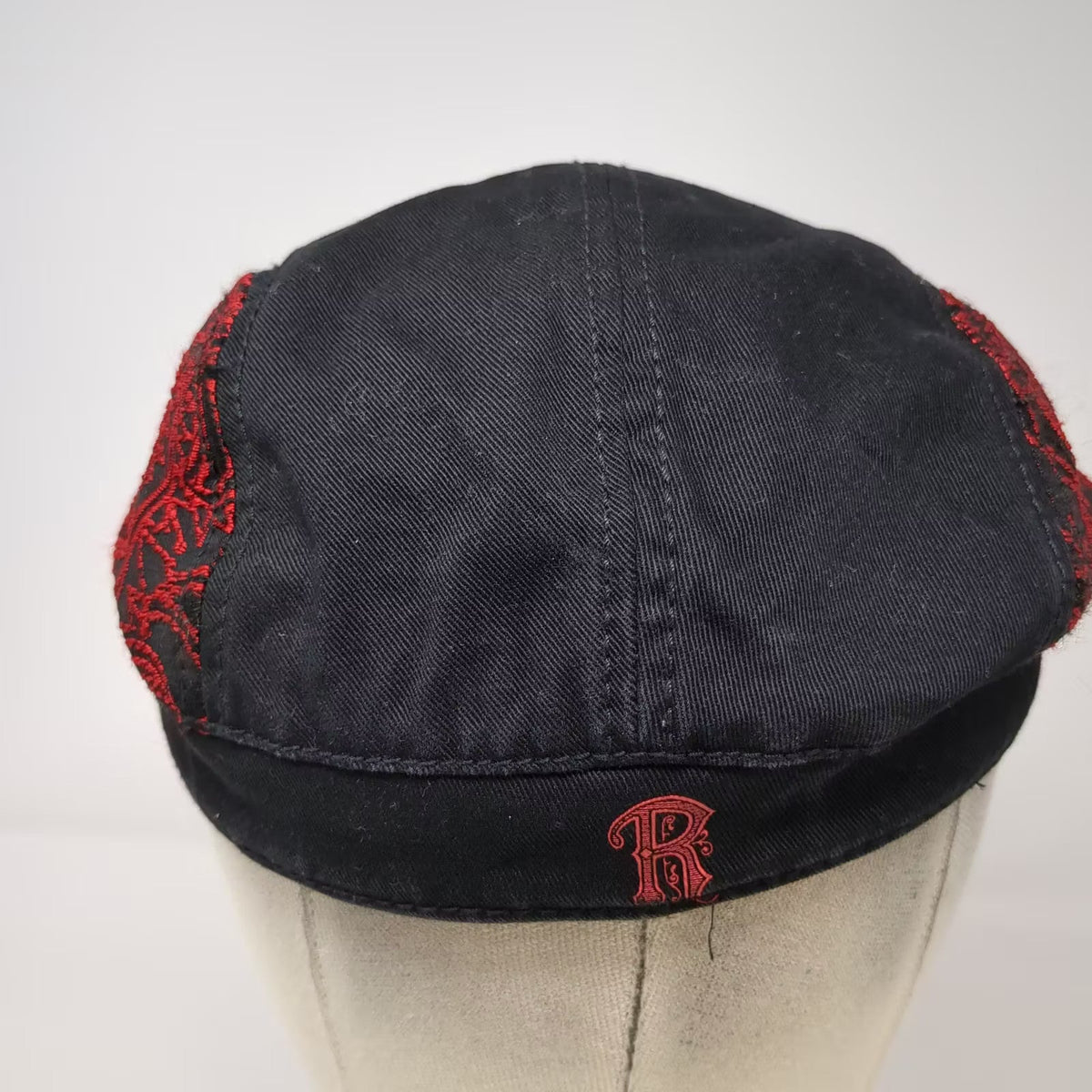 Disney Alice in Wonderland Newsboy Cap Black Red Embroidered Hearts Size L Hat