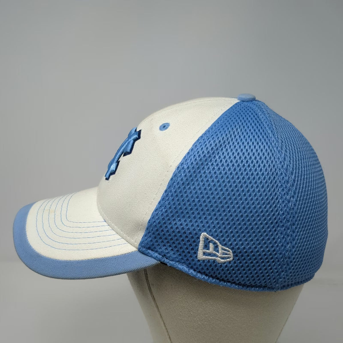 New Era Baseball Cap Blue White M UNC Tar Heels Logo Mesh Back Stretch Fit Hat