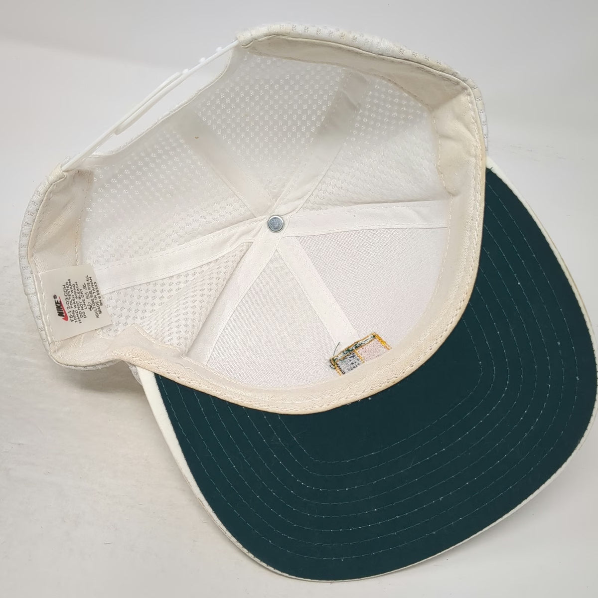 Nike Snapback White One Size Hat Mesh Challenge Court Tennis Green Underbrim