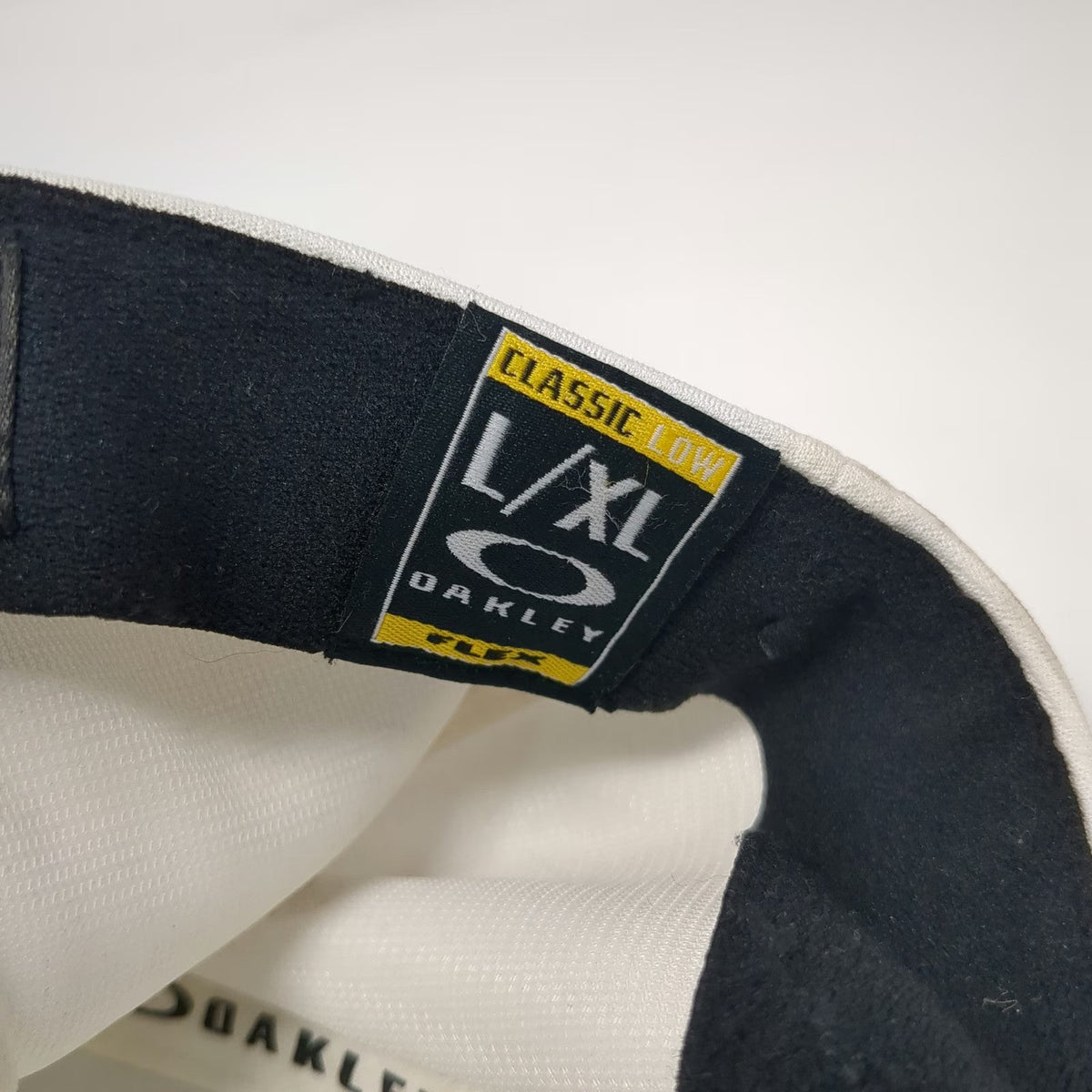 Oakley Baseball Cap White L/XL Flexfit Classic Low Metal Logo Curved Brim Hat