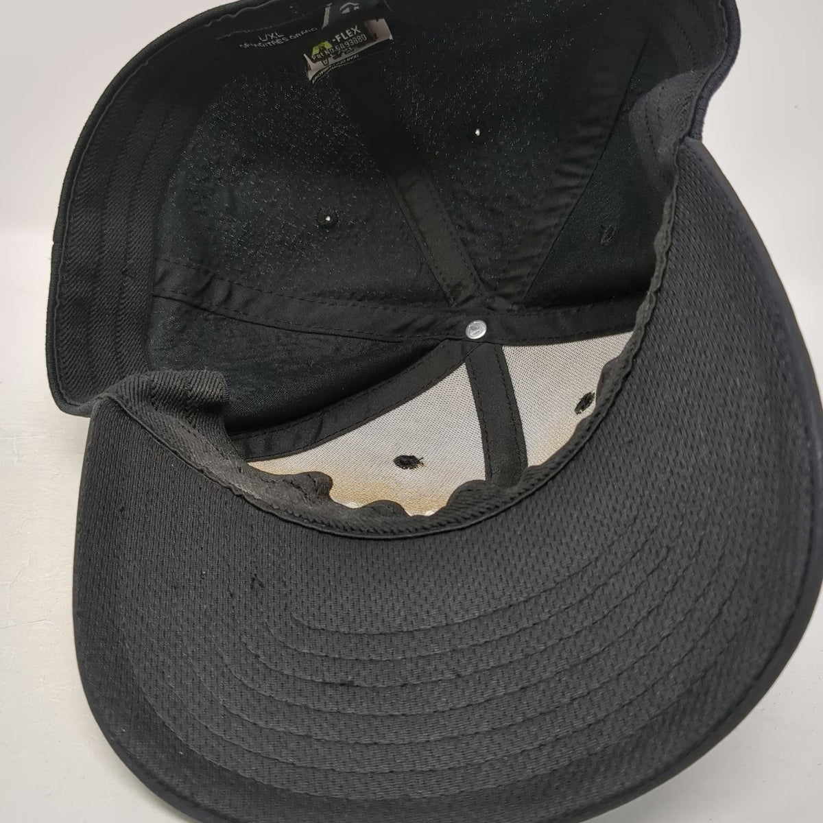 TaylorMade Baseball Cap Black XL Mesh Stretch Fit A-Flex Embroidered Golf Hat