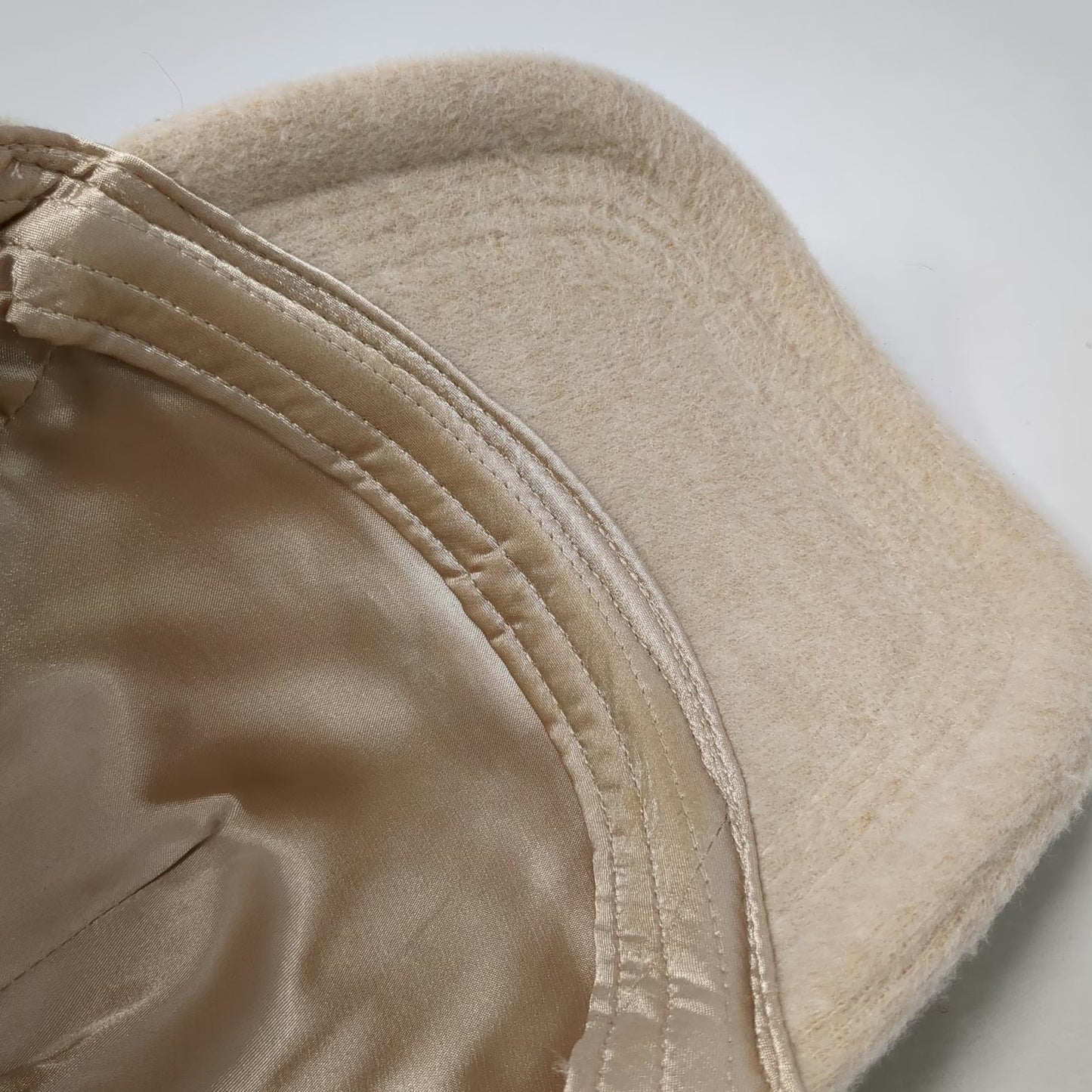 Steve Madden 5 Panel Beige Hat One Size Gold Metal Logo Satin Lined Textured