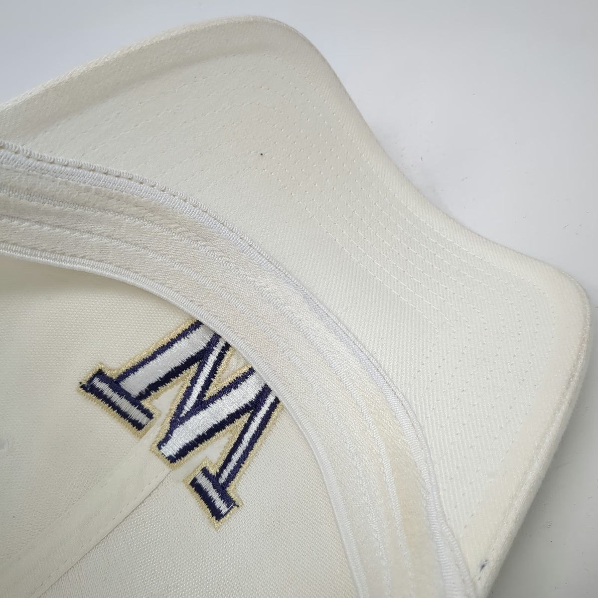 Nike Washington Huskies NCAA Cap White M Flexfit Curved Brim Embroidered Hat
