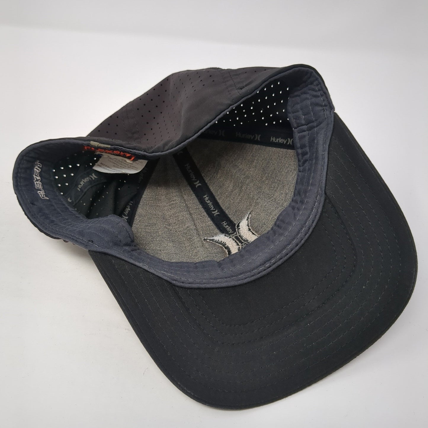Hurley Fitted Mesh Back Hat Black Embroidered Logo Size S-M Poly Blend