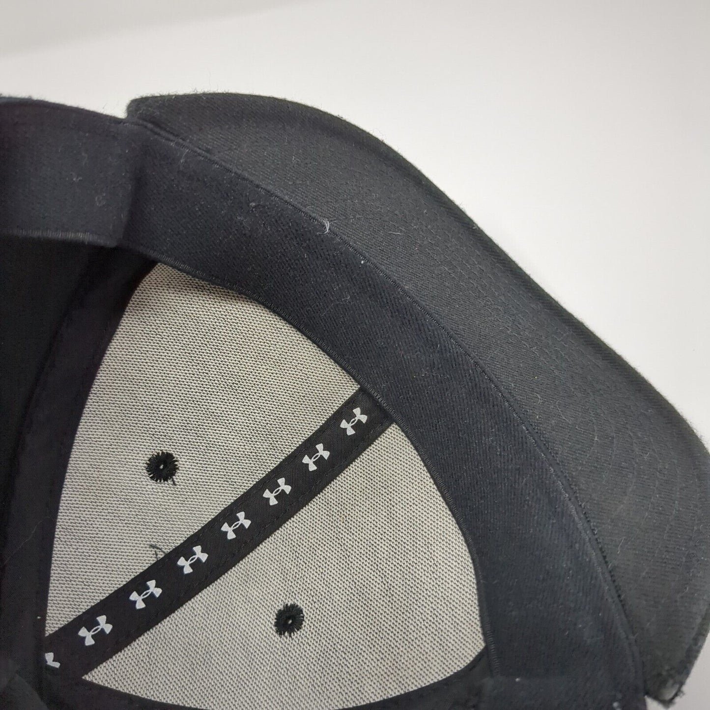 Under Armour Fitted Hat Black S/M Embroidered Vented Holes 6 Panel Blank