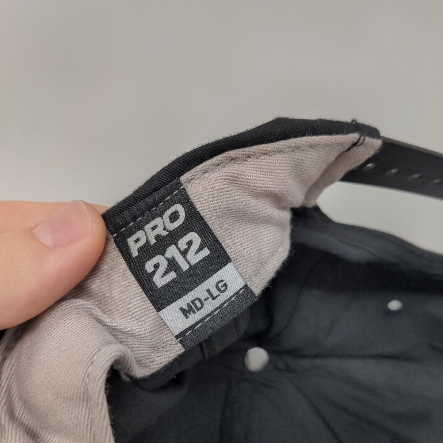 D2 Snapback Hat Black Medium-Large Embroidered Richardson Pro 212