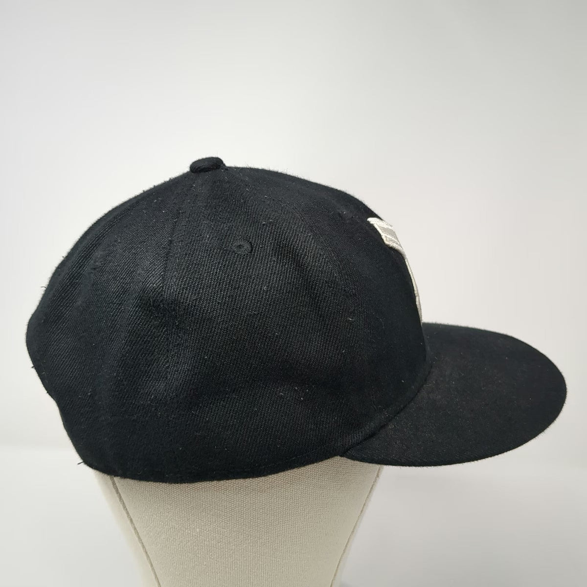 Quanhaigou Snapback Black One Size Flat Brim Embroidered X Crossed Hands Hat