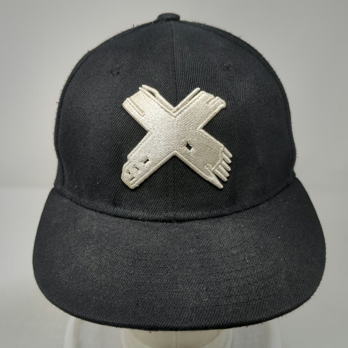 Quanhaigou Snapback Black One Size Flat Brim Embroidered X Crossed Hands Hat