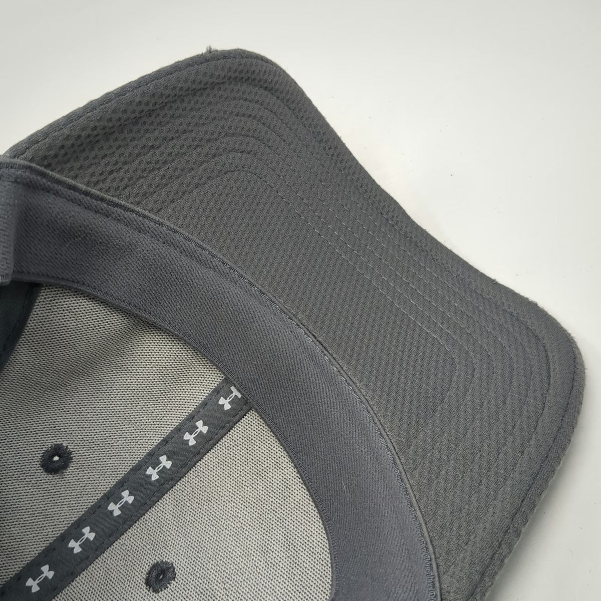 Under Armour Baseball Cap Gray L Stretch Fit Honeycomb Mesh Structured Logo Hat