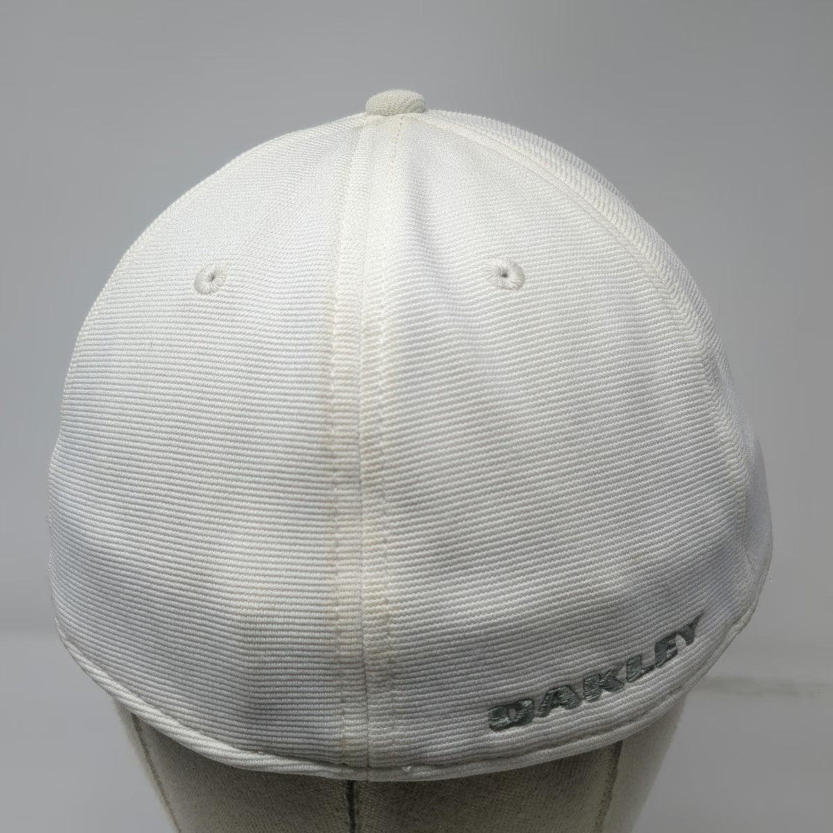 Oakley Baseball Cap White L/XL Flexfit Classic Low Metal Logo Curved Brim Hat