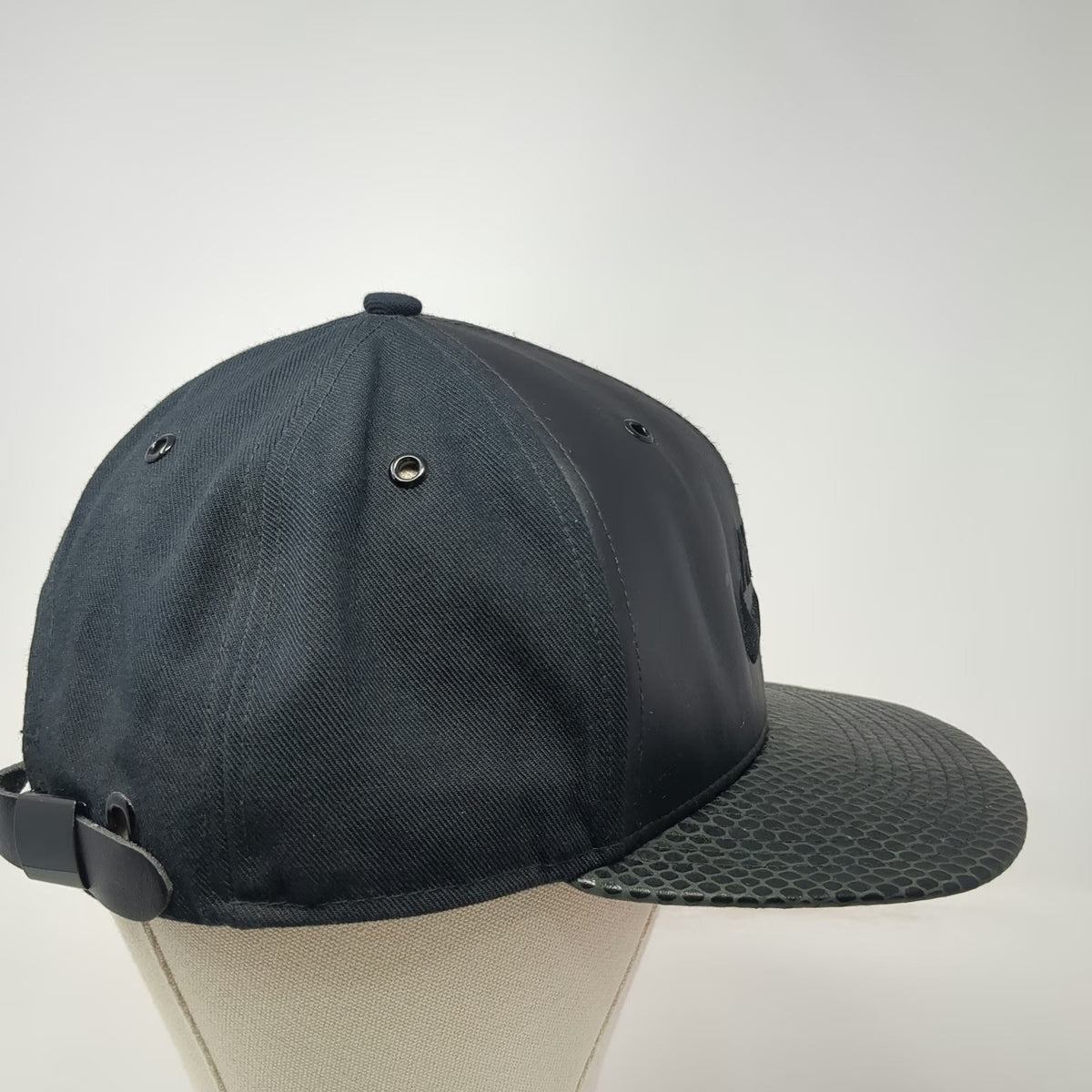 Nike SB Baseball Cap Black One Size Snakeskin Brim Red Underbrim Strapback Hat