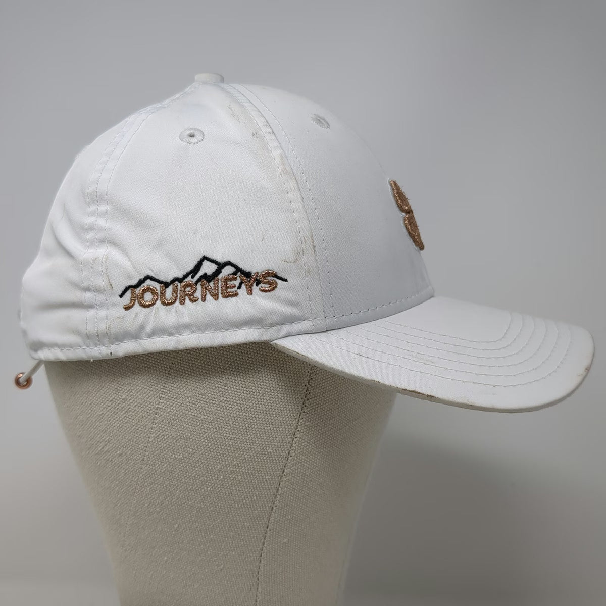 Black Clover Baseball Cap White OSFM Live Lucky Journeys Mountain Slideback Hat
