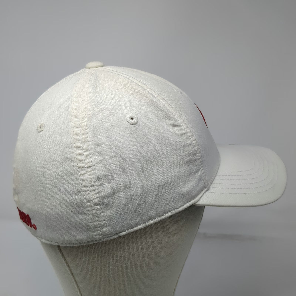 Under Armour Wisconsin Badgers NCAA Cap White Red L Stretch Fit Curved Brim Logo