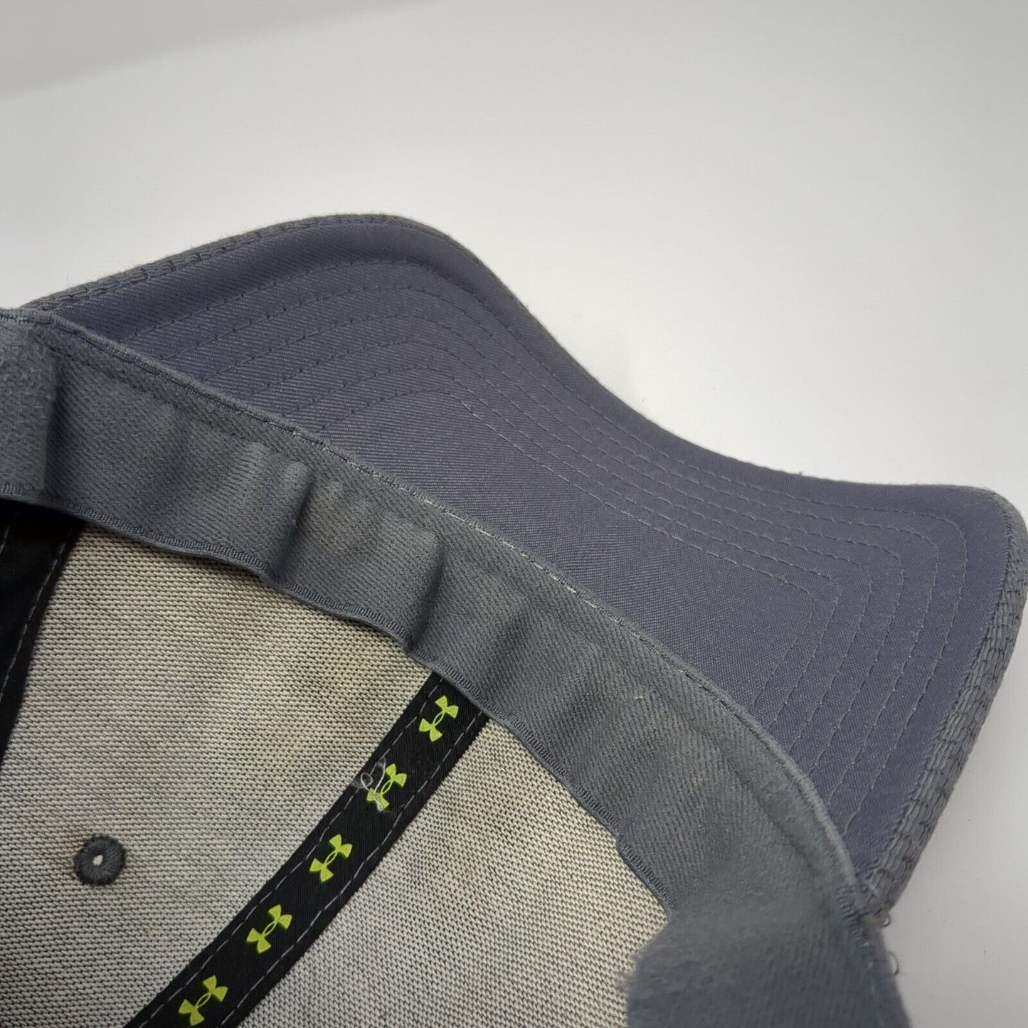 Under Armour Fitted Hat Gray M/L Lightweight Breathable Embroidered 6 Panel