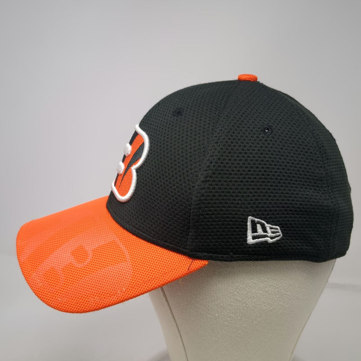 New Era Cincinnati Bengals NFL Cap Hat Black Orange M 39THIRTY Embroidered Mesh