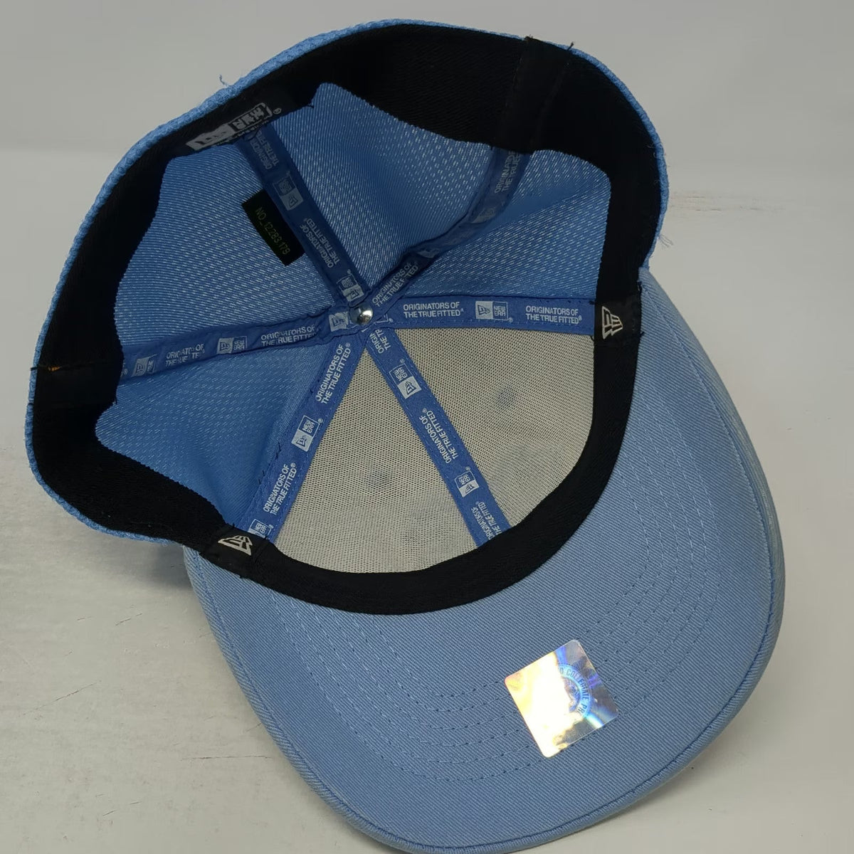 New Era Baseball Cap Blue White M UNC Tar Heels Logo Mesh Back Stretch Fit Hat
