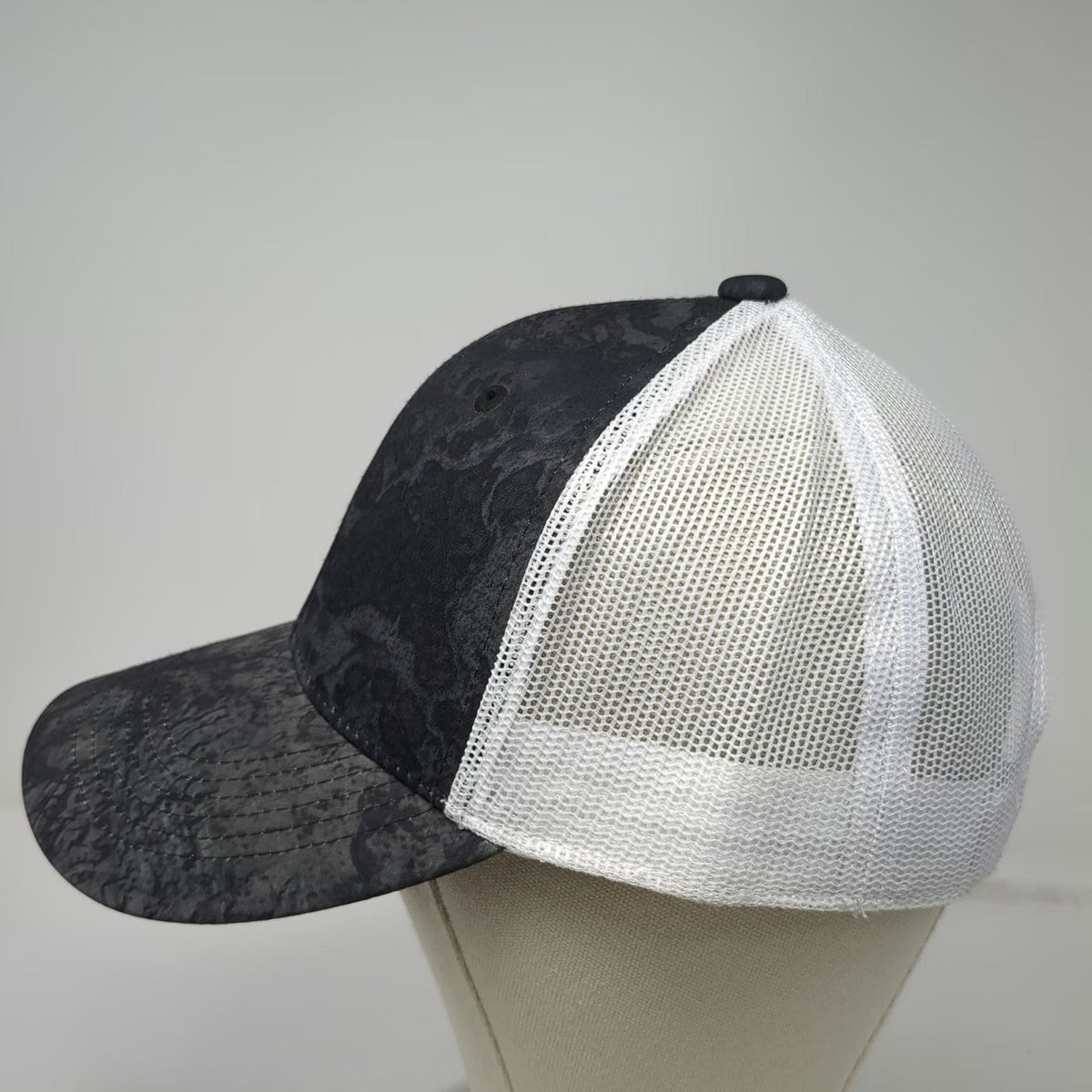 Realtree Trucker Hat Black White OSFM Camo Mesh Back Snapback Hunting Outdoor
