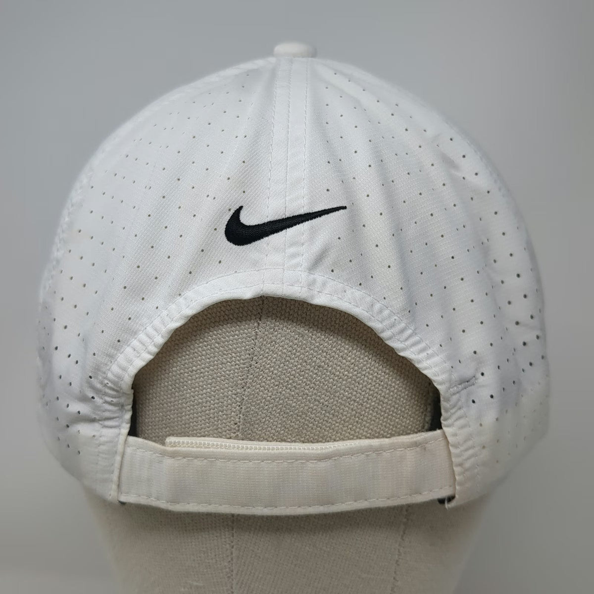 Nike Golf Baseball Cap White One Size EZGO Perforated Strapback Swoosh Hat
