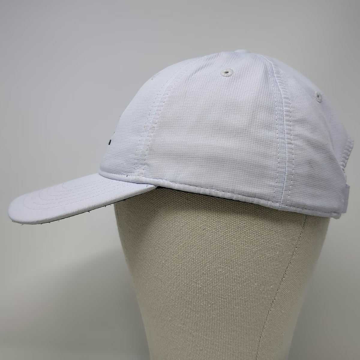 TaylorMade Baseball Cap White One Size River Bend Golf Course Hat Slideback Bird