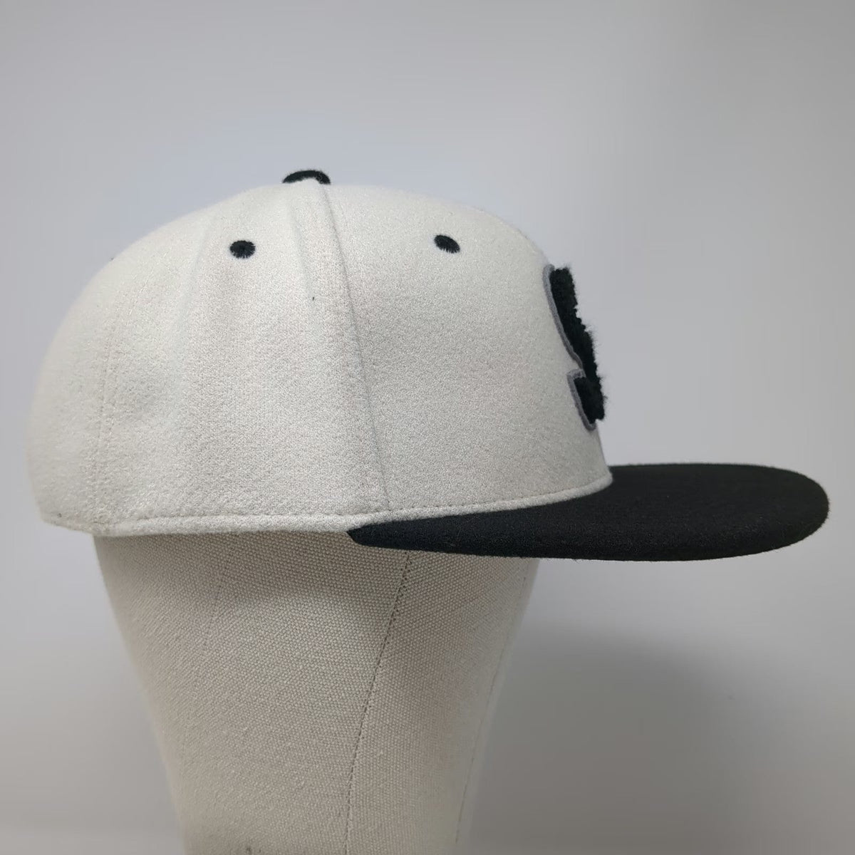 Melonwear Snapback Hat White One Size Felt Letter S Patch Flat Brim Baseball Cap