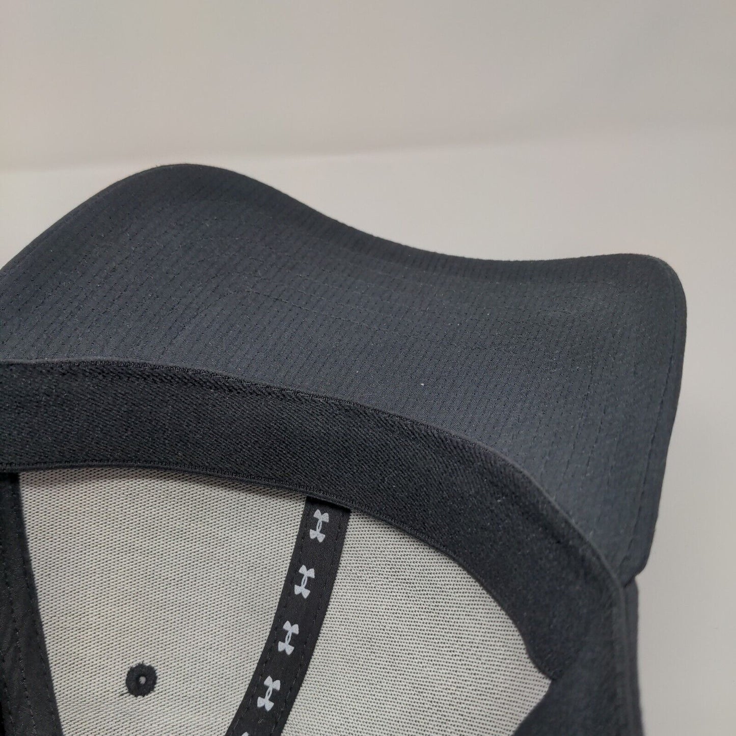 Under Armour Fitted Hat Black Large/XL Embroidered 6 Panel Piping