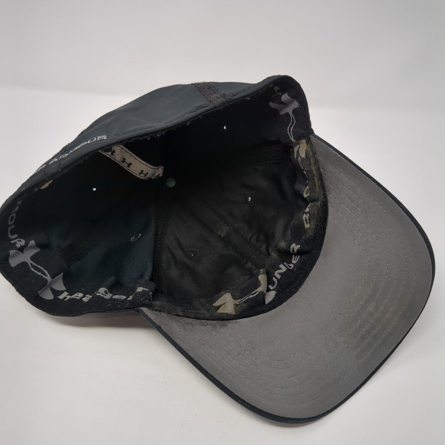 Under Armour Fitted Hat Black L/XL Lightweight Embroidered Vented Holes 6 Panel