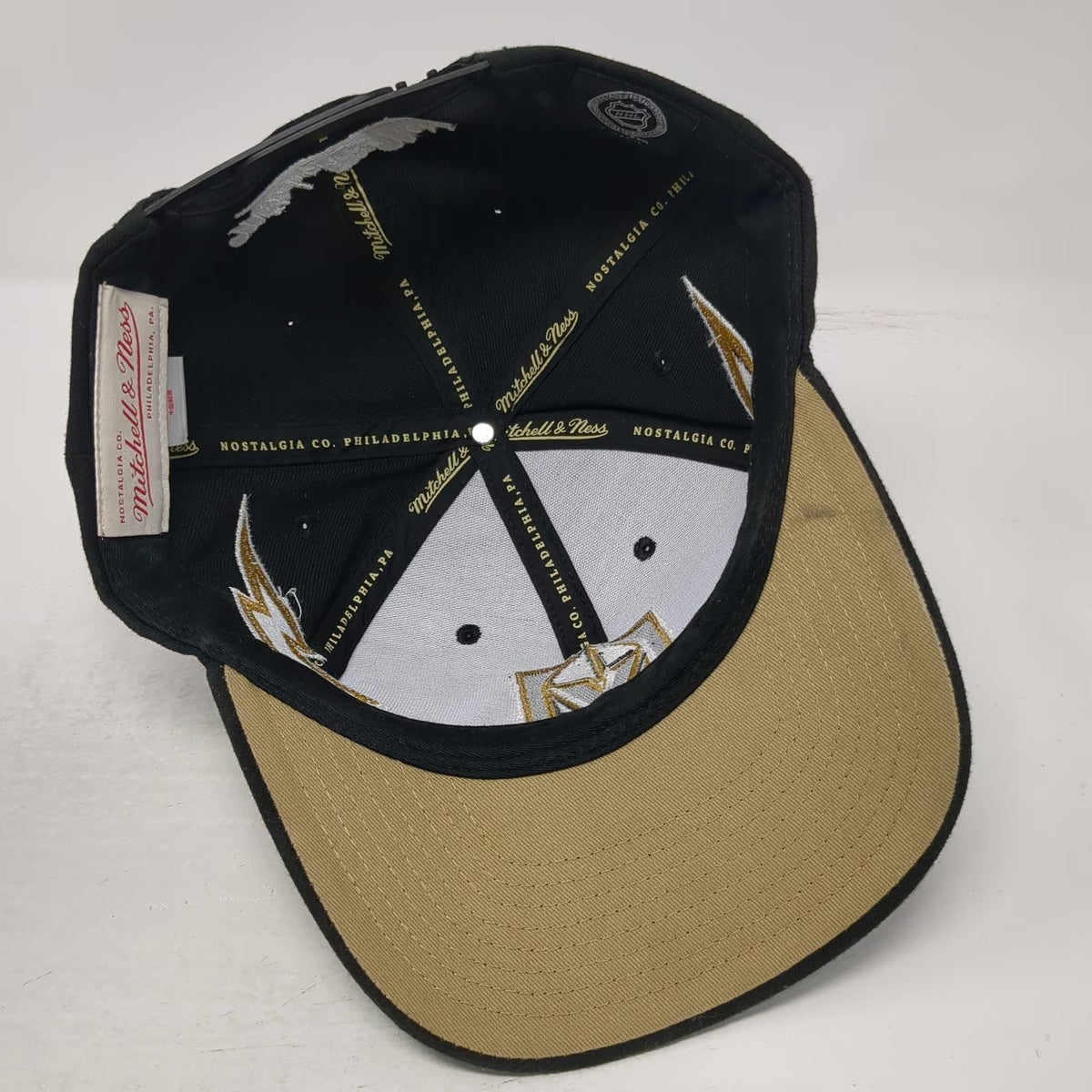 Vegas Golden Knights NHL Mitchell & Ness Snapback Hat Black One Size Bolt Logo