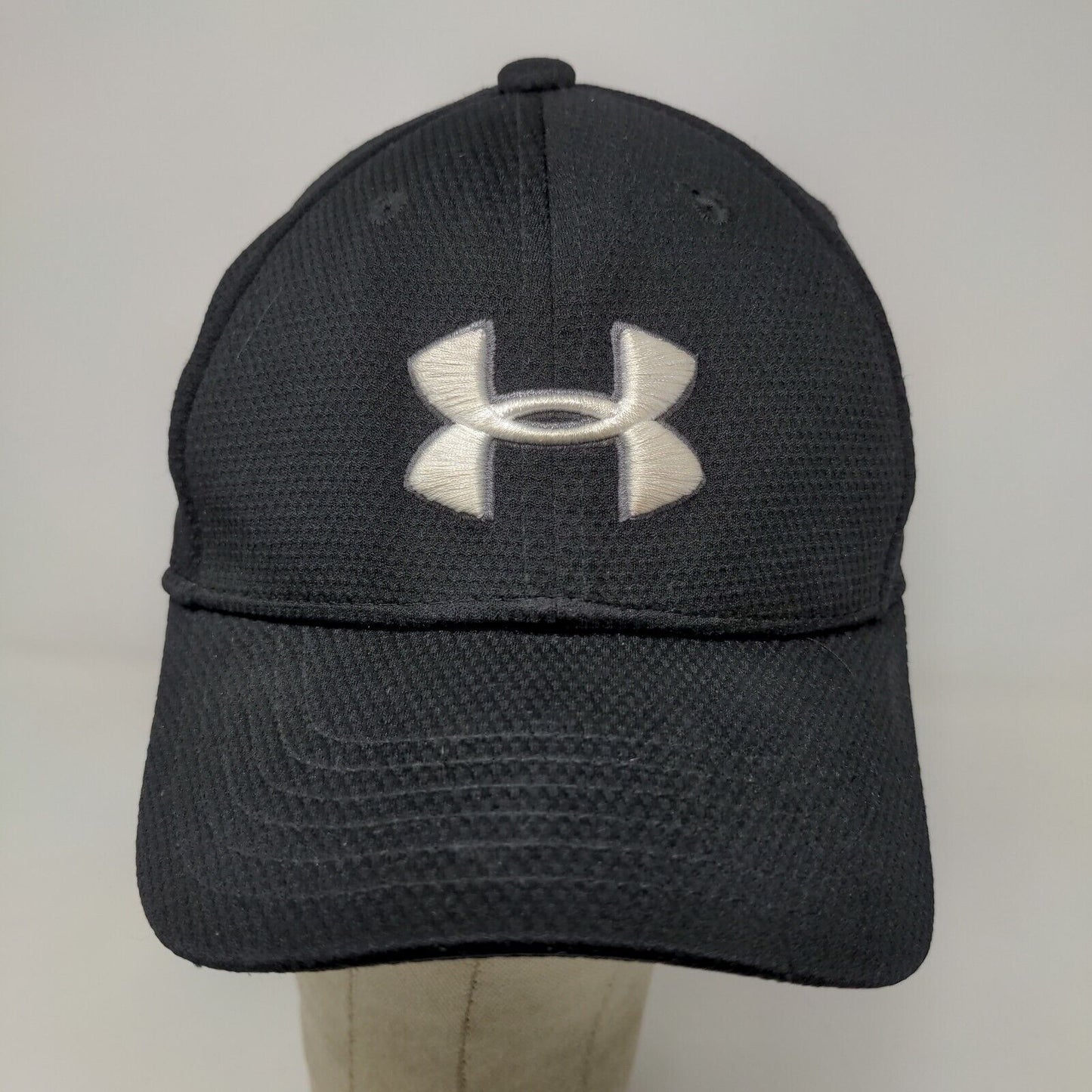 Under Armour Boy's Fitted Hat Black Youth Size S/M Embroidered Logo Polyester