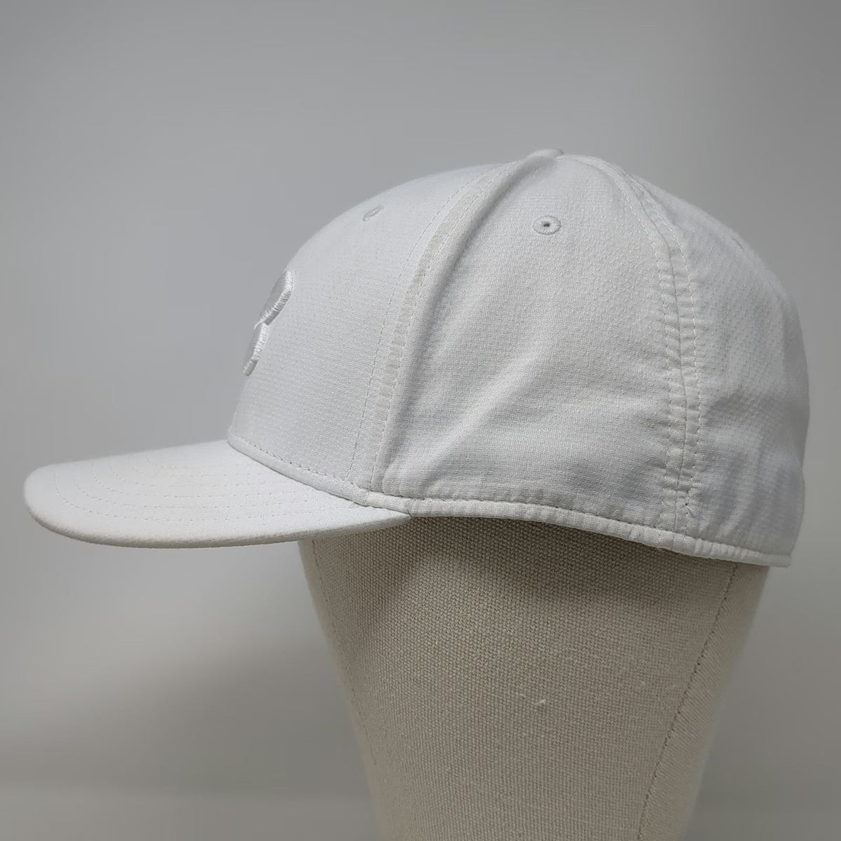 Under Armour Baseball Cap White XL Fitted Stretch Embroidered Logo Athletic Hat