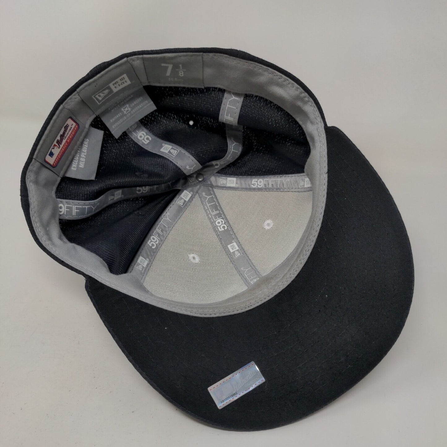 New Era Men's Fitted Hat Bue 7 1/8 Embroidered New York Yankees Logo 59Fifty
