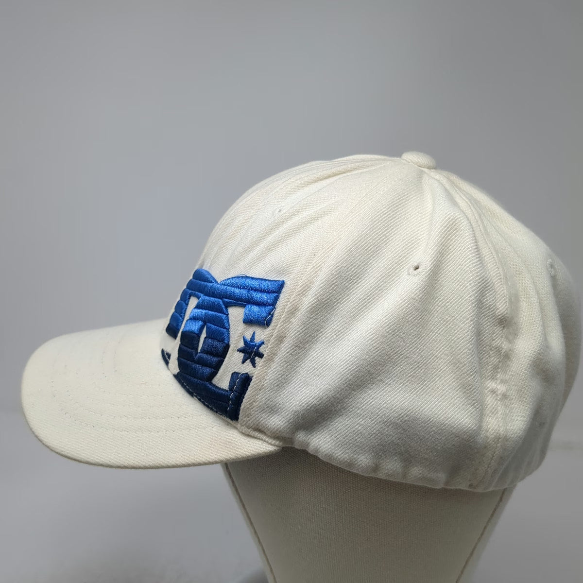 DC Shoes Baseball Cap White XL Blue Fitted Flexfit Embroidered Logo Sample hat