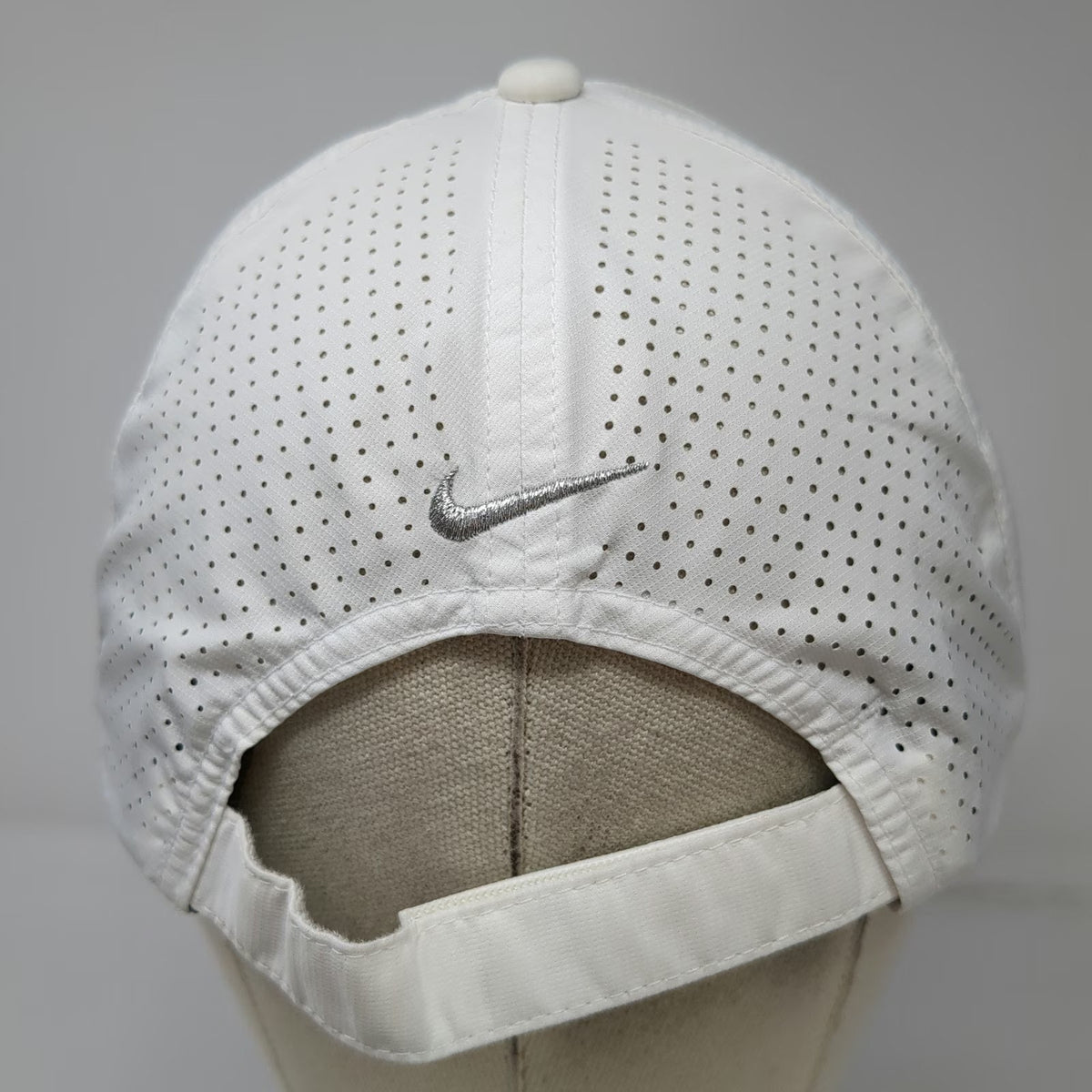 Nike Baseball Cap White One Size Golf Perforated Silver Swoosh Strapback Hat