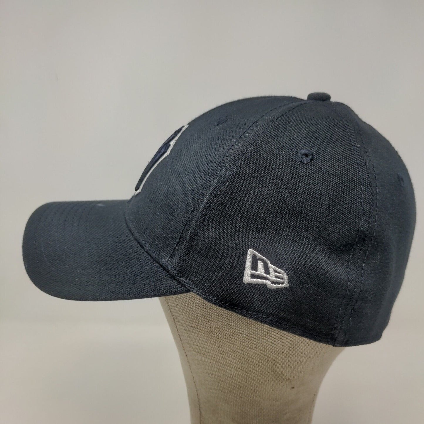 New Era Men's Fitted Hat Black Size M/L Embroidered New York Yankees Logo