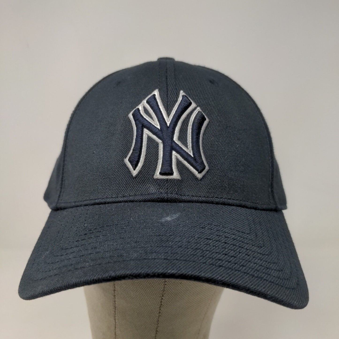 New Era Men's Fitted Hat Black Size M/L Embroidered New York Yankees Logo