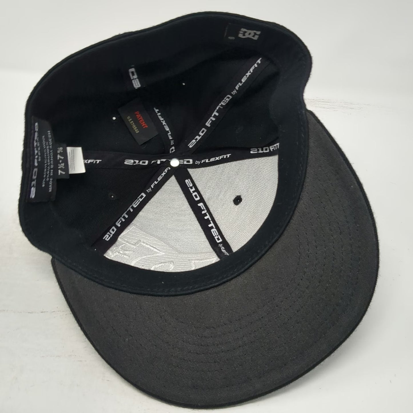 DC Baseball Cap Black 7 5/8 Flexfit 210 Logo Flat Brim Stretch Fitted hat