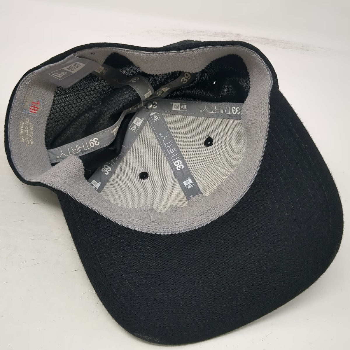 New Era Pittsburgh Steelers NFL Black Cap Size M Honeycomb Brim Stretch Fit Hat