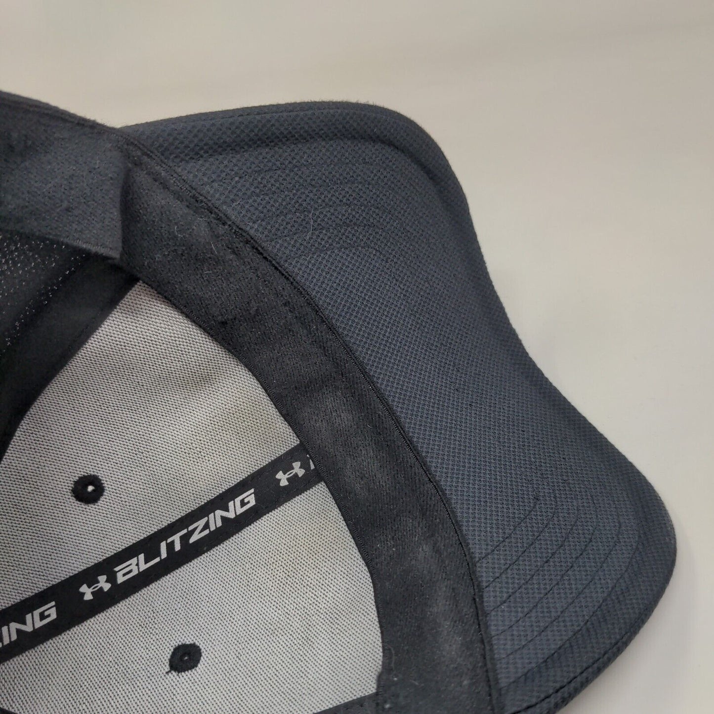 Under Armour Fitted Hat Black L/XL Classic Fit Blitzing Embroidered