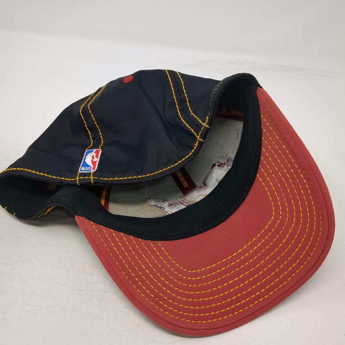 Adidas Miami Heat NBA Black Red Gold Hat Size M Contrast Stitching Stretch Fit
