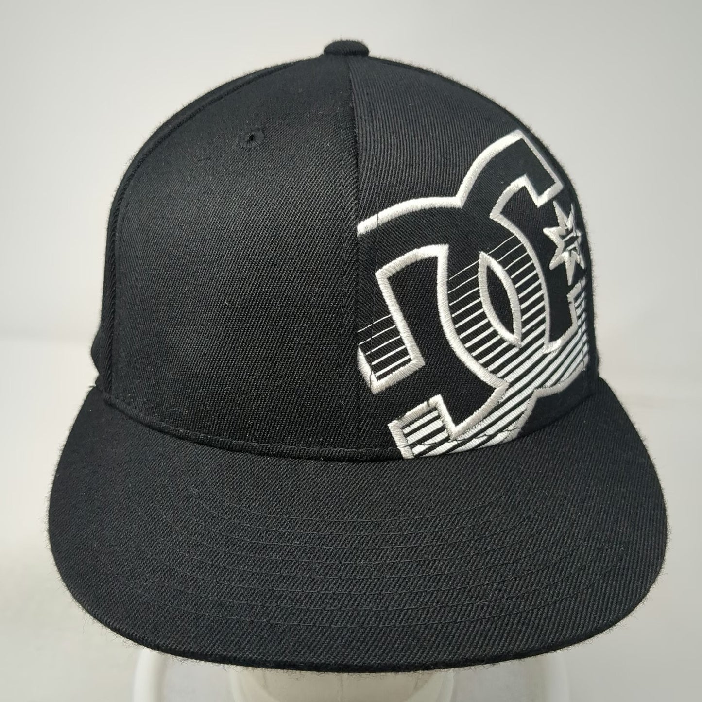 DC Baseball Cap Black 7 5/8 Flexfit 210 Logo Flat Brim Stretch Fitted hat