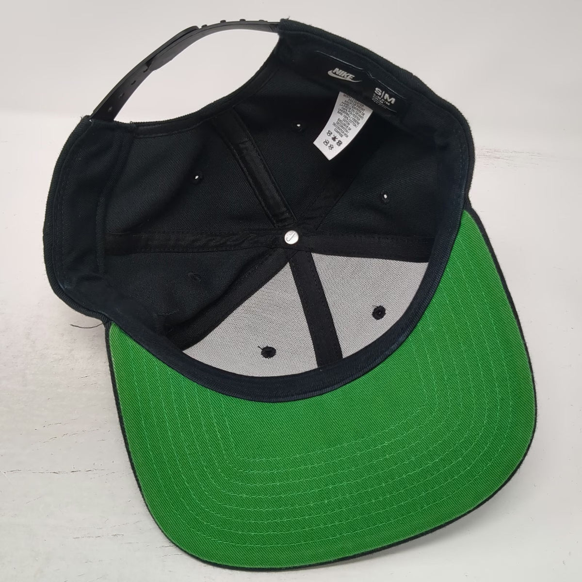 Nike Snapback Black Hat M Green Underbrim Embroidered Swoosh Logo Pro Cap