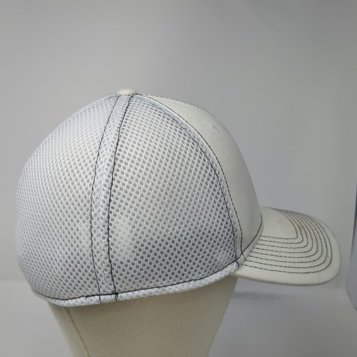New Era Baseball Cap White L 39THIRTY Mesh Back Fitted Lightbulb Logo Hat Blue