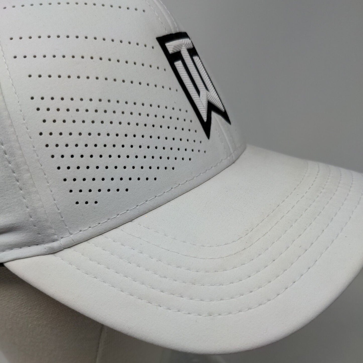 Tiger Woods Fitted Golf Hat White M/L Nike Heritage 86 Dri-Fit