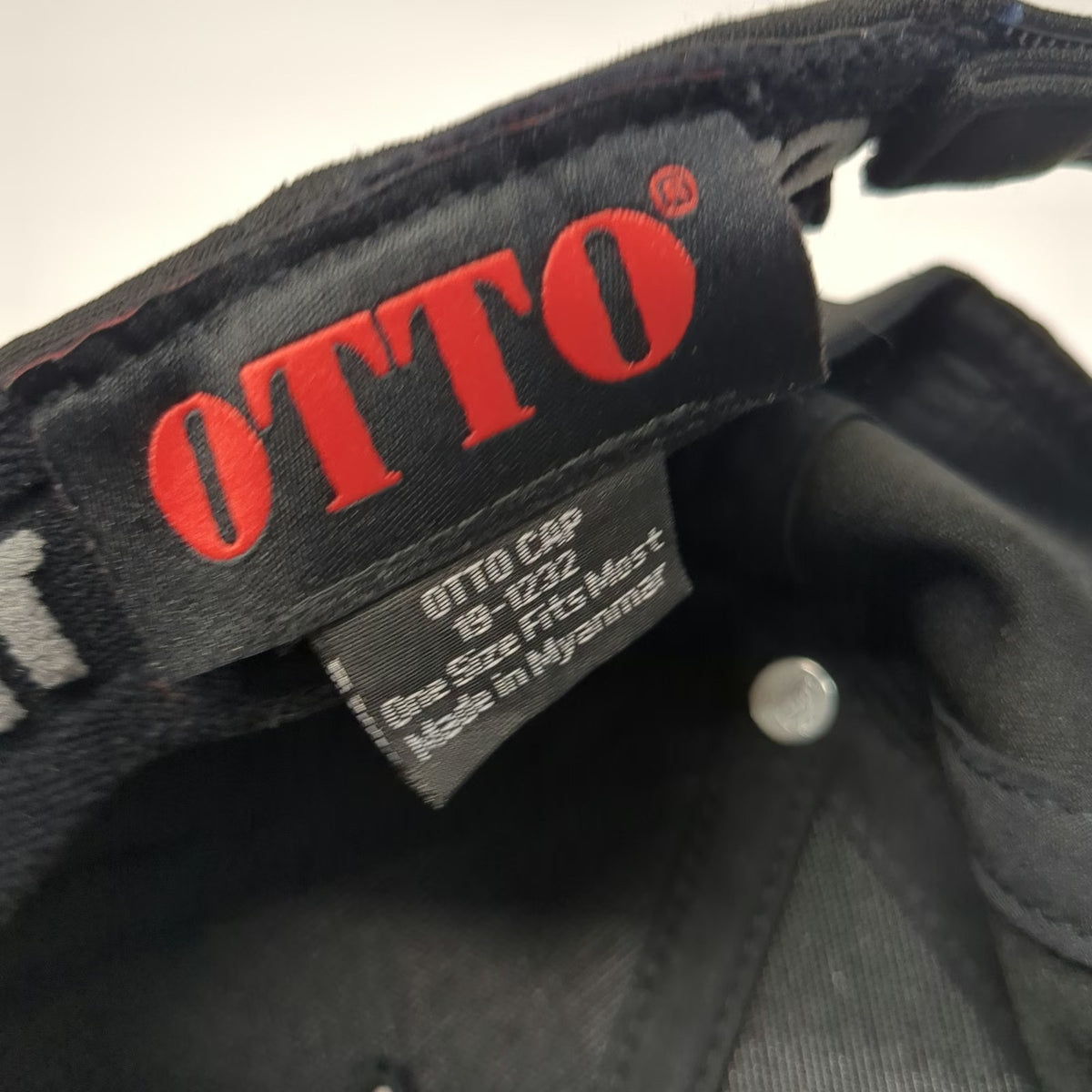Otto Baseball Cap Black One Size Wealthy Way Lion Logo Strapback Stretch Hat