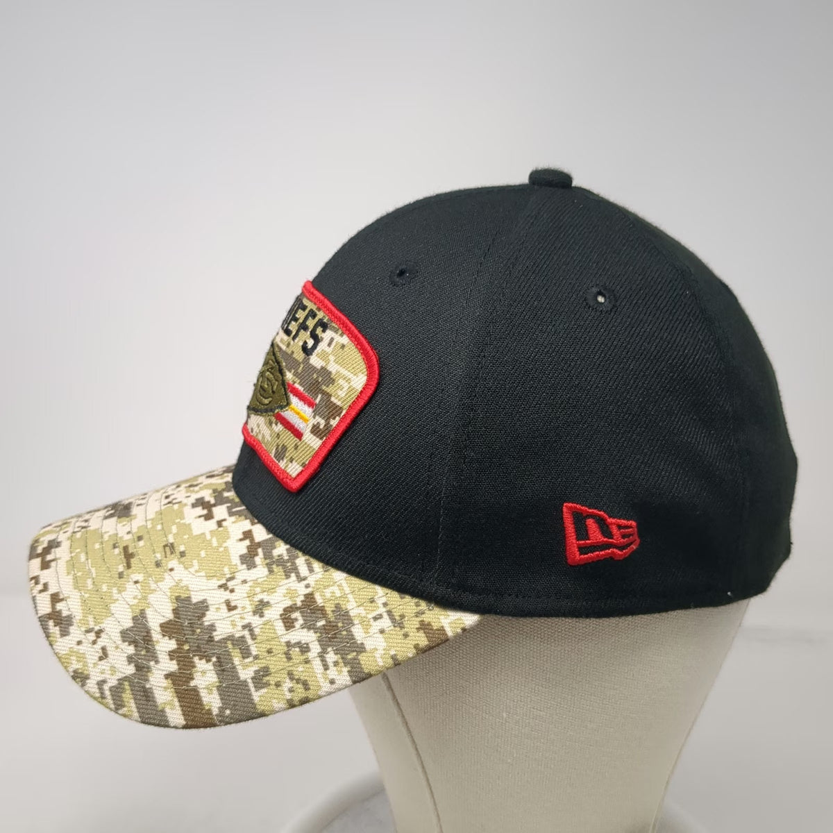 Kansas City Chiefs NFL New Era Cap Black Red L Salute Service Digital Camo Flag