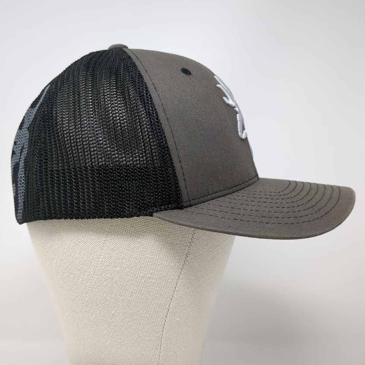 Browning Baseball Cap Gray Black White M Mesh Back Flexfit Buckmark Logo Hat