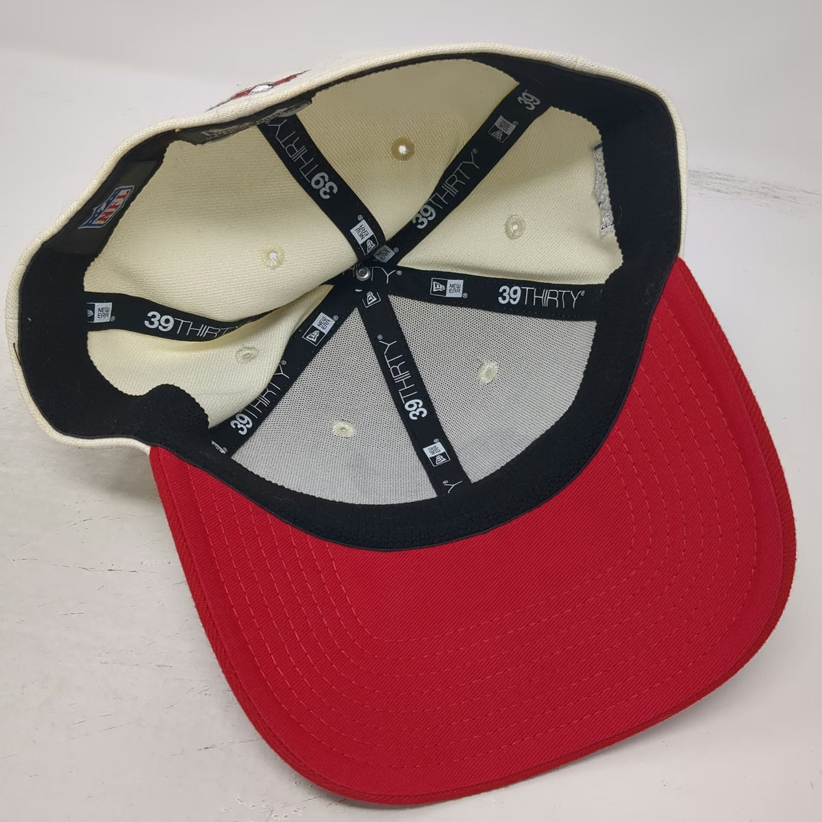 New Era Tampa Bay Buccaneers NFL White Red L Cap 39THIRTY Stretch Fit Skull hat