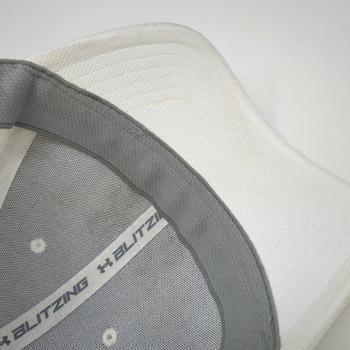 Under Armour Baseball Cap White L Fitted Blitzing Embroidered Logo Classic Fit