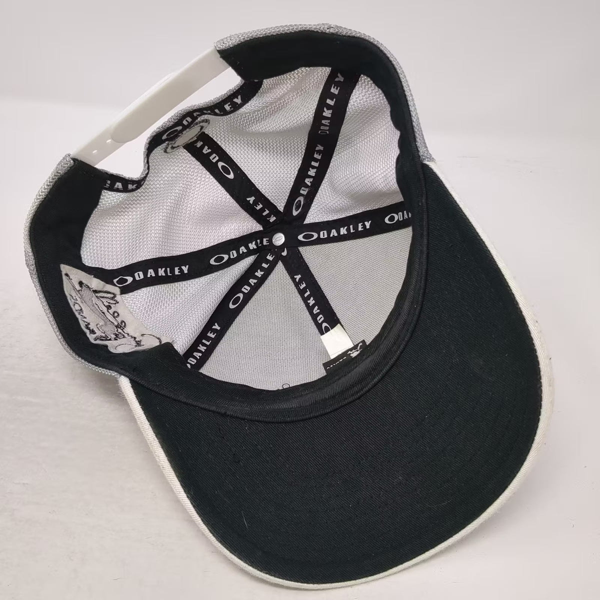 Oakley White Gray Trucker Hat One Size Snapback Mesh Gamble Sands Adjustable