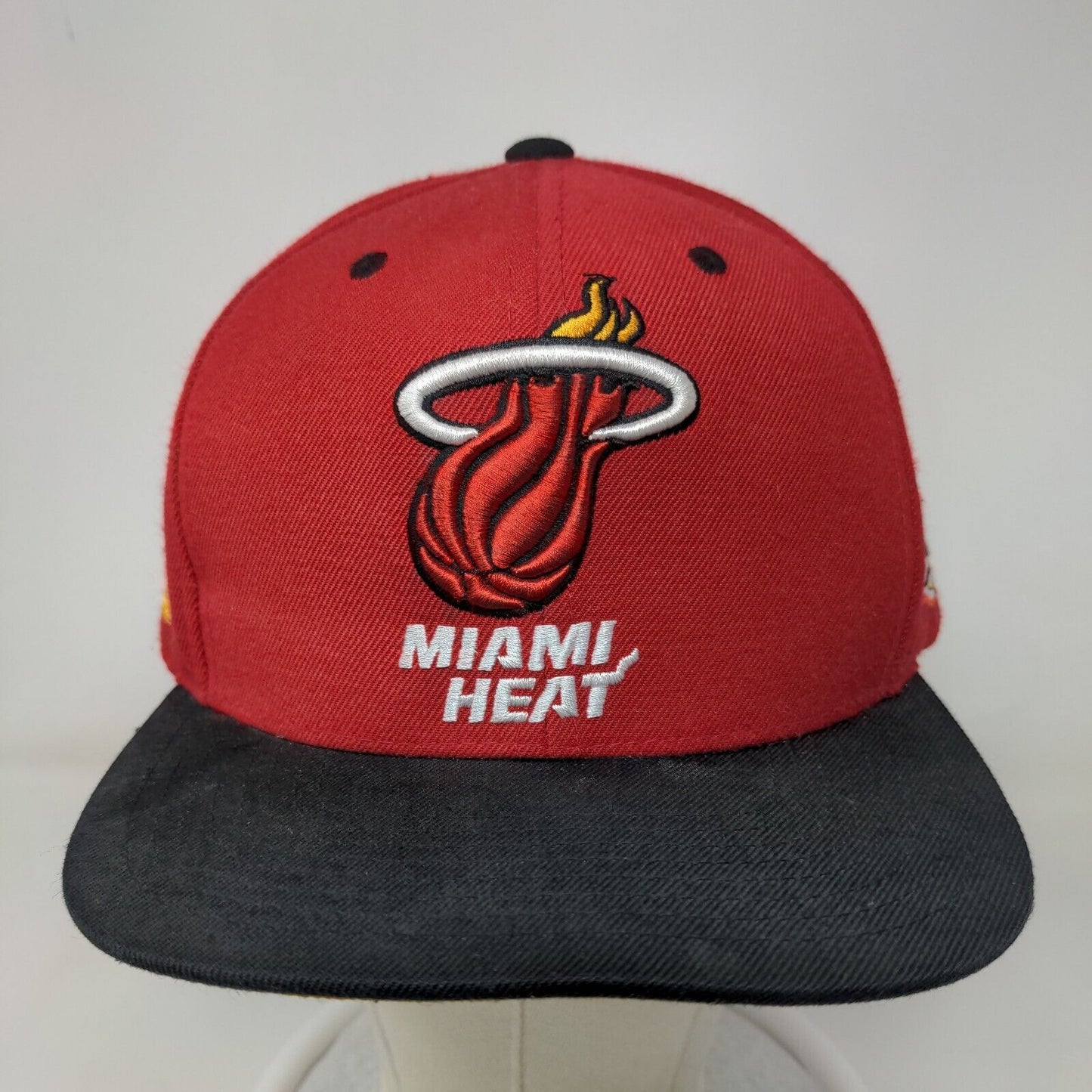 Mitchell & Ness NBA Men's Snapback Hat Red Embroidered Miami Heat 2006 Finals